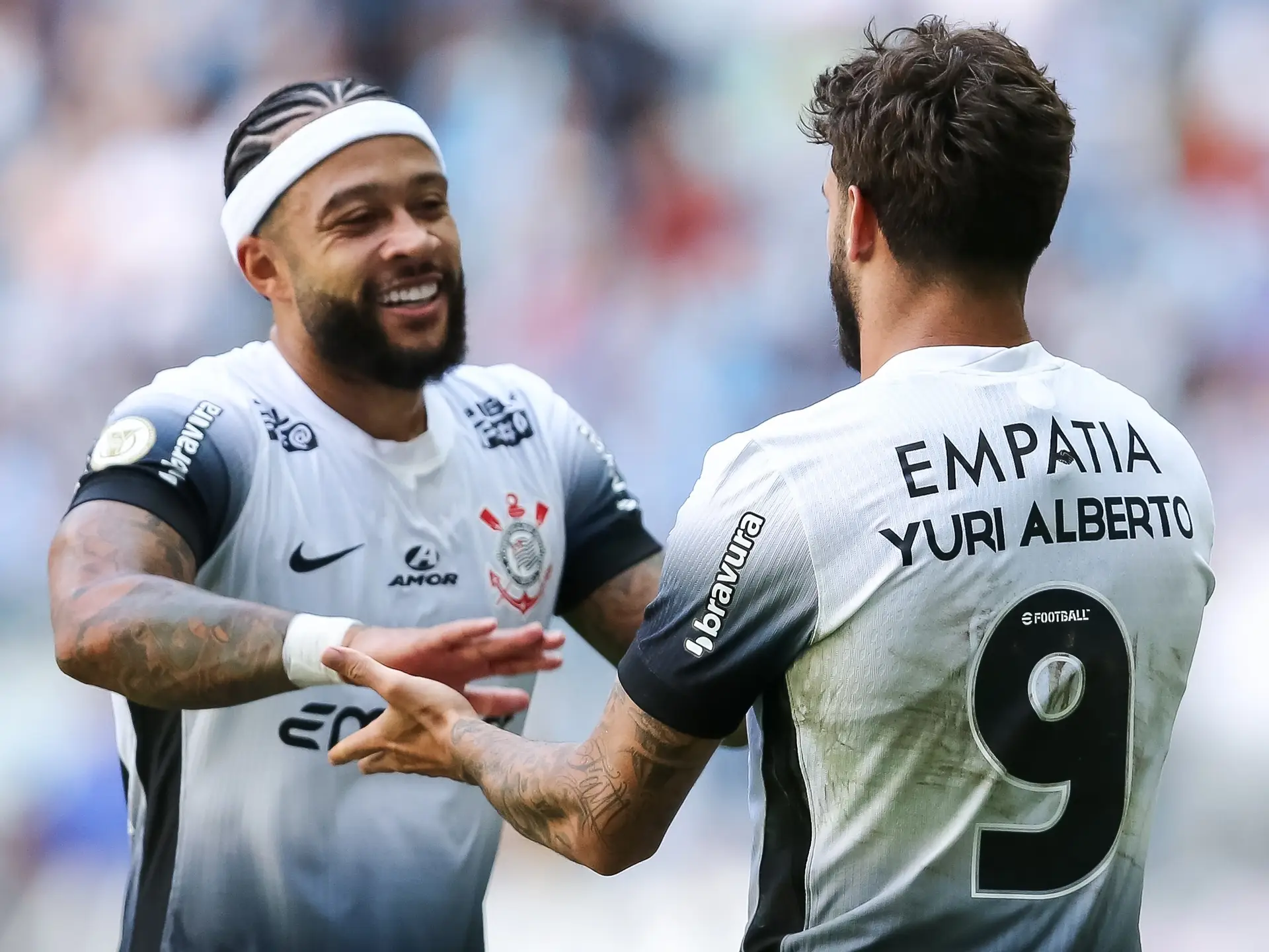 A Parceria de Ouro: Como Memphis Depay Transformou Yuri Alberto no Artilheiro do Corinthians